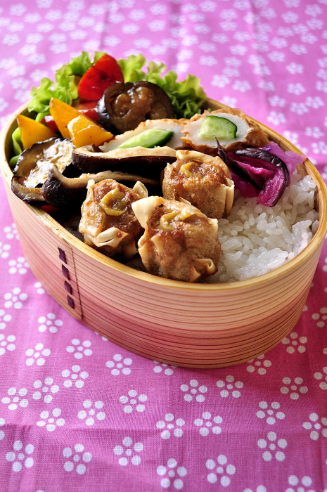 揚げシュウマイとこってり胡麻味噌炒めのお弁当_b0171098_7561188.jpg