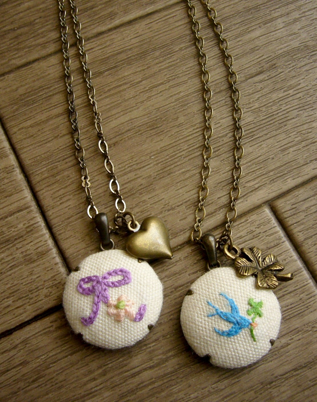 刺繍の小物入れとアクセサリー_a0157816_1236136.jpg