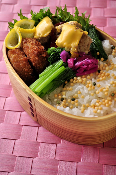 コロッケーとチーズミートのお弁当_b0171098_7151982.jpg