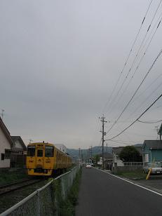 曇り空から雨粒が落ちてきました。鹿国大は授業開始_e0130185_11422586.jpg