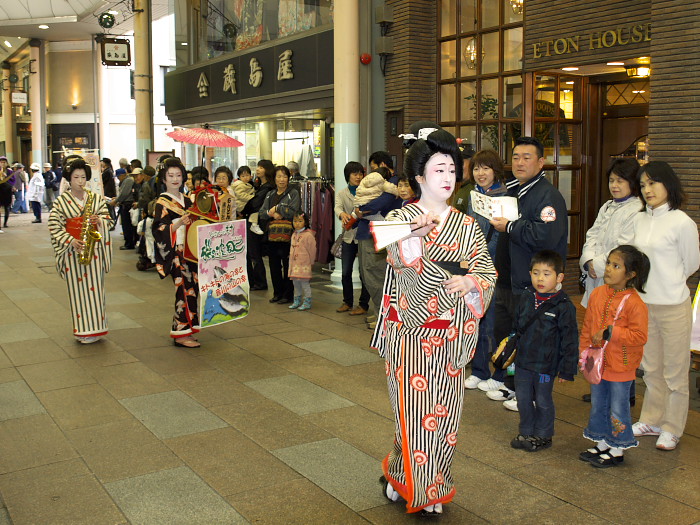 富山の春の風物詩チンドンコンクール_a0096177_1840142.jpg