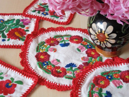 ハンガリー蚤の市　アンティーク刺繍　ドイリー ビンテージのマチョー刺繍のドイリー : Der Liebling ～蚤の市