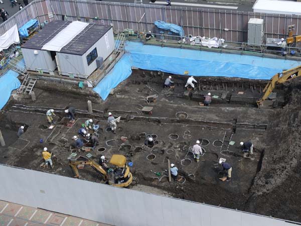 遺跡発掘?_b0074818_2221237.jpg