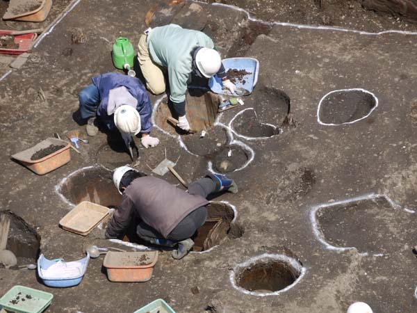 遺跡発掘?_b0074818_2224137.jpg