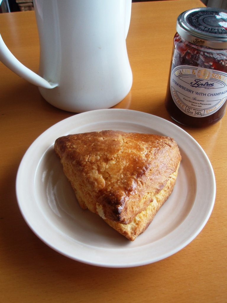 スコーンを食べ比べ。_c0119259_15431691.jpg