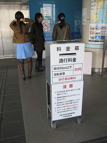 境界線の正しい楽しみ方_e0023517_1057954.jpg