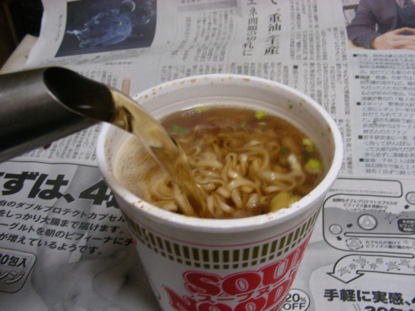 カップラーメンにお湯を注いだら麦茶だった。_d0141424_2221408.jpg