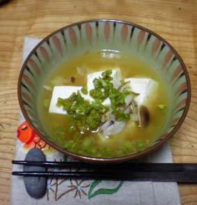 味噌汁日記　豆腐とシメジ、ウドの葉_b0126182_8544795.jpg