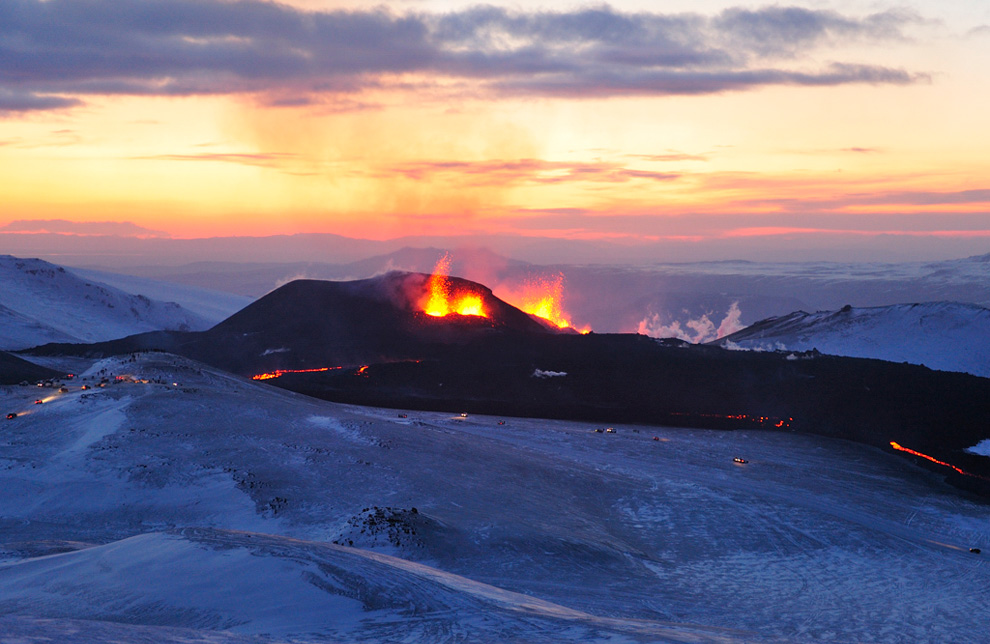 大量の火山灰を噴出したアイスランドのエイヤフィヤトラヨークトル火山 秘密の世界 The Secret World