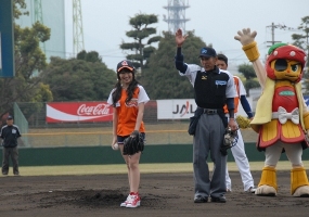 水樹奈々さん始球式!_e0197164_1117936.jpg