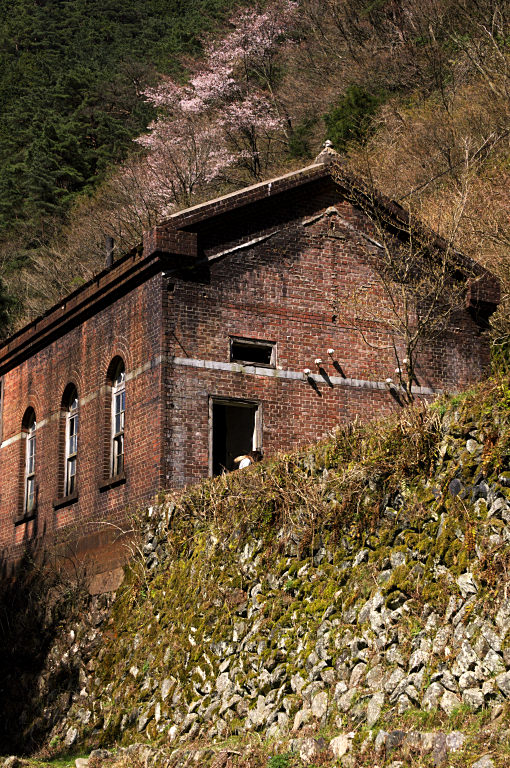 別子東平産業遺跡・第三変電所跡　20100417_a0050572_19452591.jpg