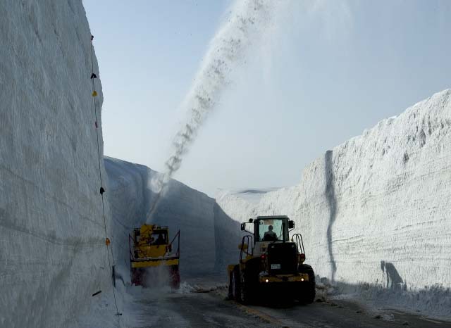 冬紀行（除雪作業が進む雪の大谷　200４年4月29日）_c0184737_013978.jpg