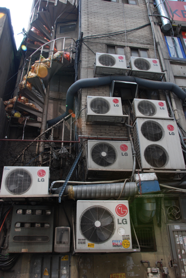 室外機萌え_e0171573_23502492.jpg