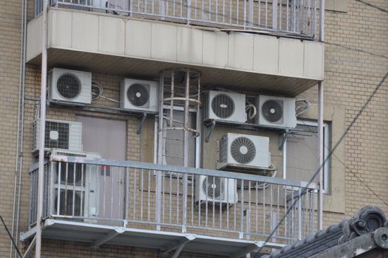室外機萌え_e0171573_23514828.jpg