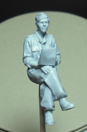 Alpine Miniatures 35099 [座るドイツ軍戦車兵]_c0000507_0495698.jpg