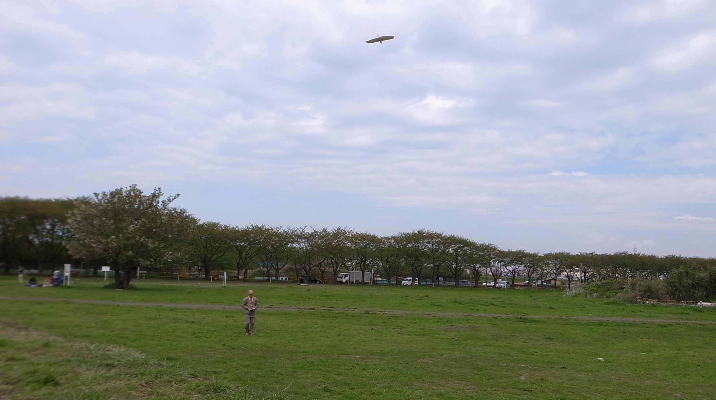 最年少重役出勤、広場で飛行会_d0067943_13523397.jpg