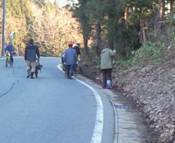 町内会道路清掃作業_b0183808_15575086.jpg