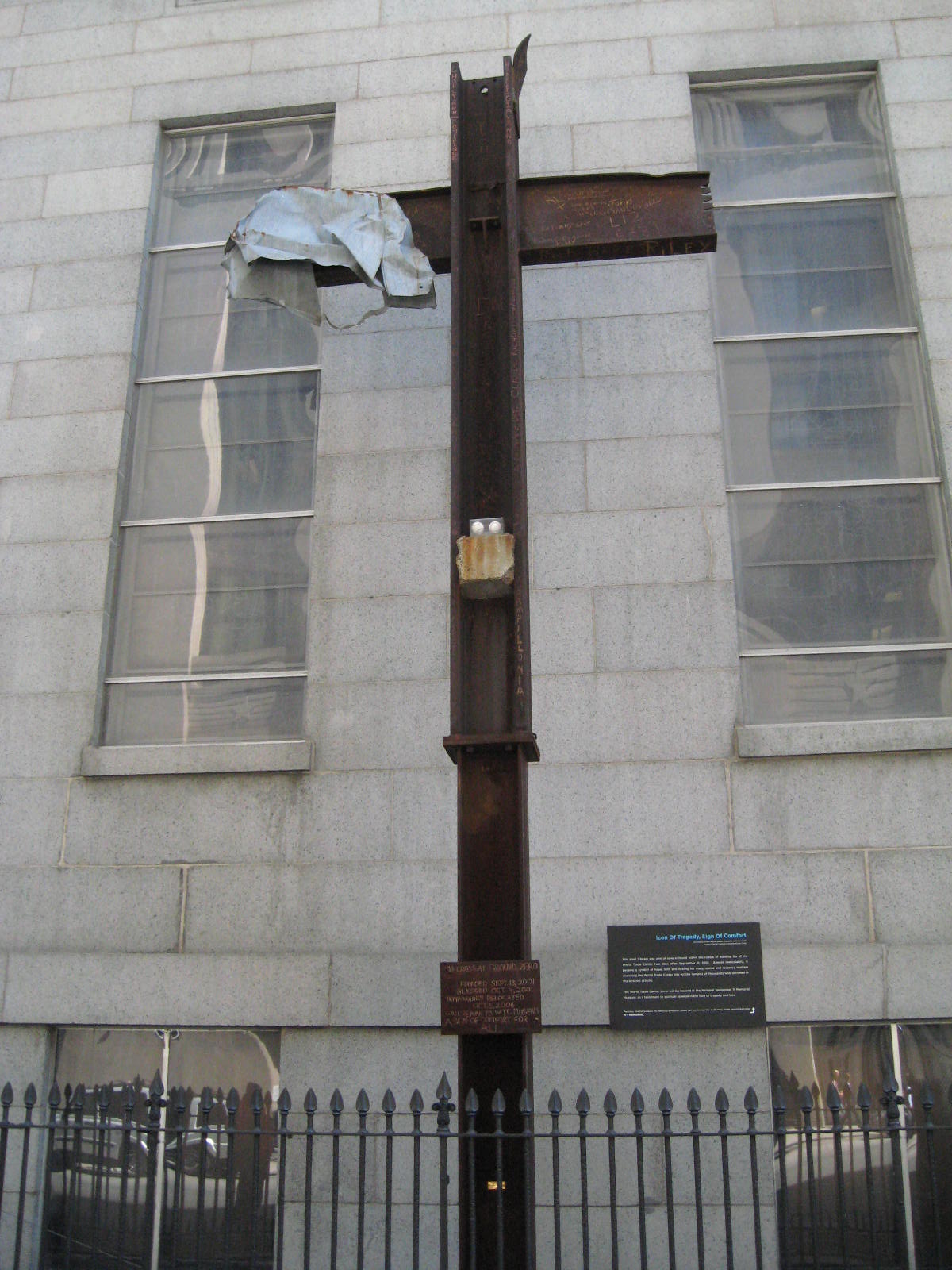 鉄骨の十字架(the cross of steel beams)　 　　　　　　　　－世界貿易センター跡地（WTC Site )_f0230587_5165100.jpg