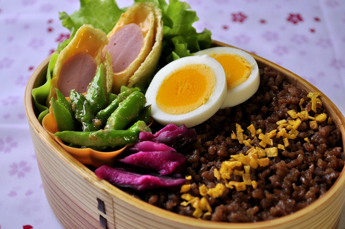 そぼろと揚げ巻きのお弁当_b0171098_8441944.jpg