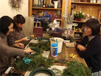 花修行 ~クリスマスのフレッシュリース~ _f0232060_1931455.jpg