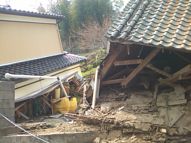 大雨の被害、地滑り崖崩れで家屋損壊_e0068696_16571654.jpg