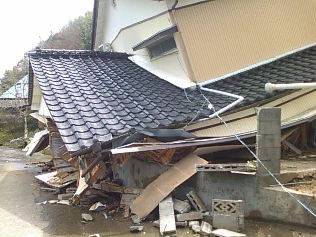 大雨の被害、地滑り崖崩れで家屋損壊_e0068696_1657476.jpg
