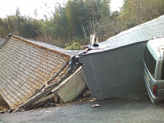 大雨の被害、地滑り崖崩れで家屋損壊_e0068696_16582415.jpg