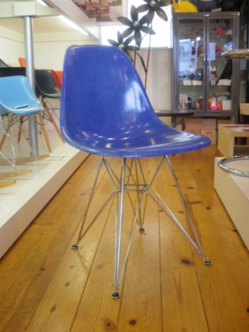 THIS IS A REAL RED ARMSHELL CHAIR BY EAMES!!_b0125570_22312789.jpg