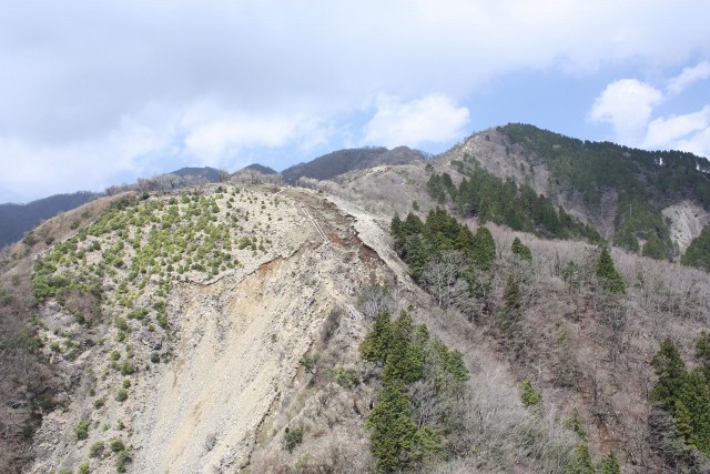 2010年4月30日　丹沢表尾根縦走と鍋割山　日帰り単独縦走_f0238475_22453985.jpg