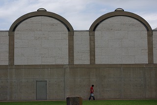 カーンは神様か?_f0060500_1244207.jpg
