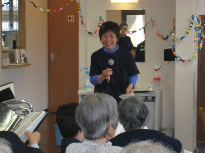 エルダーホームケア藤沢 ギターと一緒に歌う会_a0135191_943238.jpg