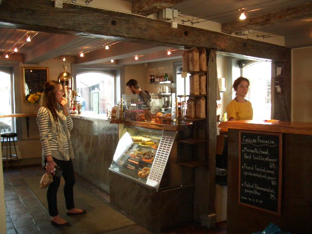 黄色いカフェ_a0159707_2453948.jpg