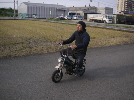 折りたたみバイク? 〝オマー・タンガ〟_c0133351_2051754.jpg