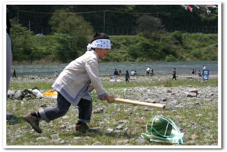 思い出綴り「泳げこいのぼり」「おにぎり弁当」「スイカ割り」高田橋にて。　孫のスナップP-４  です。_b0033423_14474719.jpg
