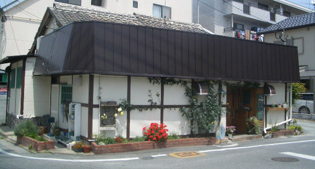志免町のcafe ハチミツボタン Zakka Cafe Ecru