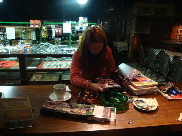 真夜中に徘徊する少女_f0205962_3265947.jpg