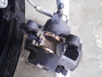 リヤブレーキパッド交換 : ZRXでさまよい