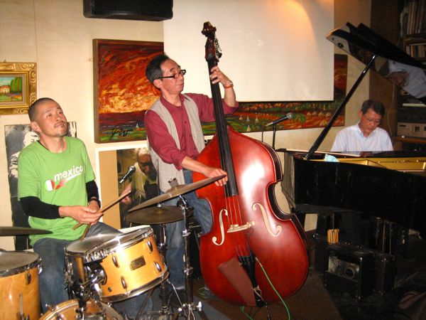 賑やかなライブとお勉強_f0135575_17441067.jpg
