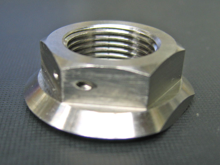 1%より64チタン ドライブスプロケットナットをリリース！ : フロント