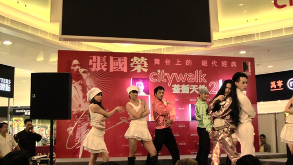 《 「張國榮- 舞台上的絶代經典」写真展 》_d0140584_21114498.jpg