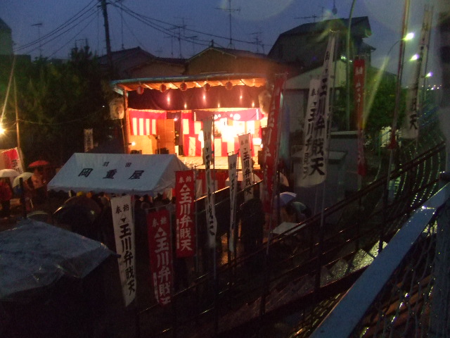 雨の中のお祭り_e0119092_12295047.jpg