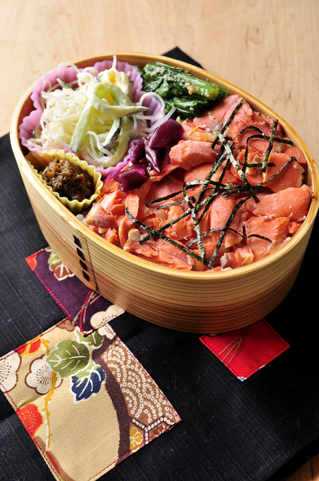 鮭まぶしのお弁当_b0171098_8362682.jpg