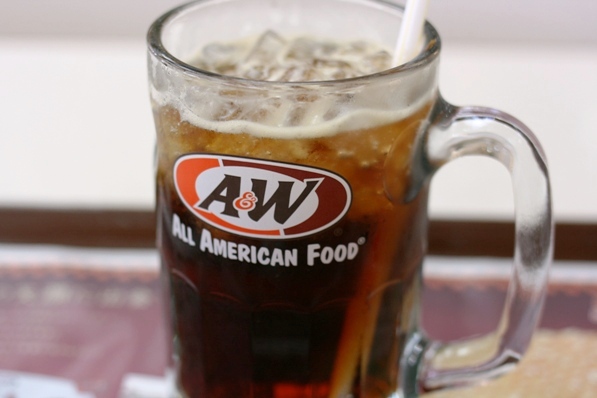 石垣島 「A&W 石垣店」 おかわり自由！ルートビアを飲もう_f0229166_15433647.jpg