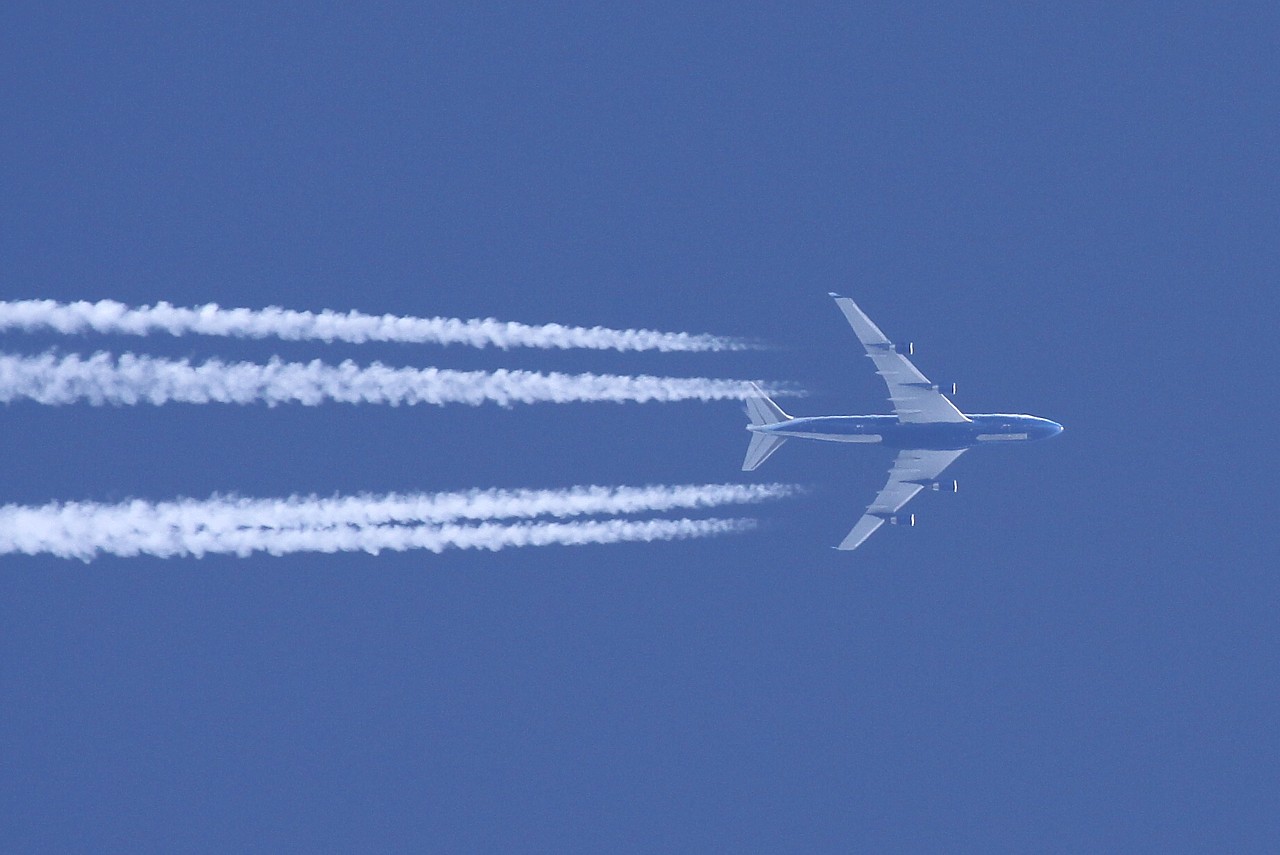 綾瀬はるかの「飛行機雲」は「ケムトレイル」だった!?_e0171614_219027.jpg