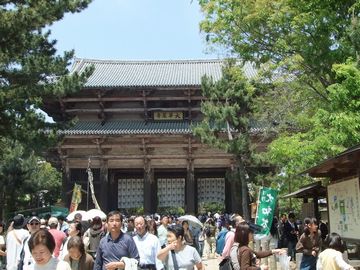 ラッシュアワー並みの東大寺南大門_f0120102_22123892.jpg