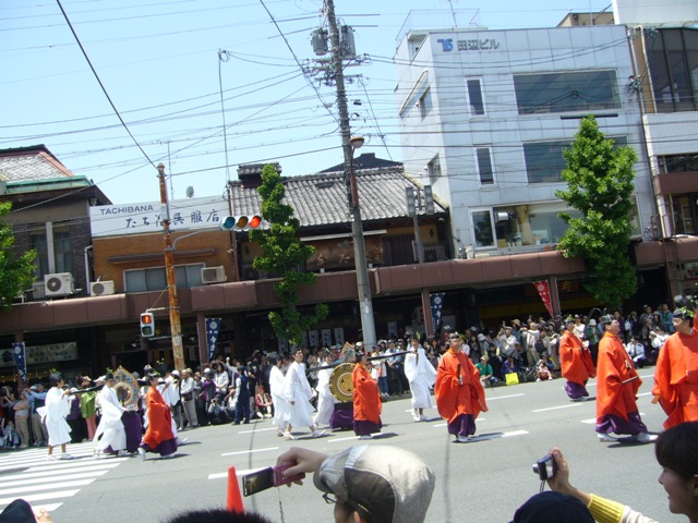 百万遍さんの手作り市と葵祭りとハーモニカ　前編_f0143521_0414138.jpg