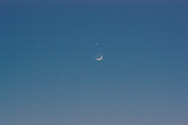 ■　月と金星の出会い　　　10.5.16_e0070891_237326.jpg