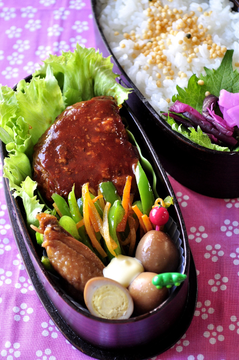 ハンバーグと黒酢手羽と小玉子のお弁当_b0171098_8573631.jpg