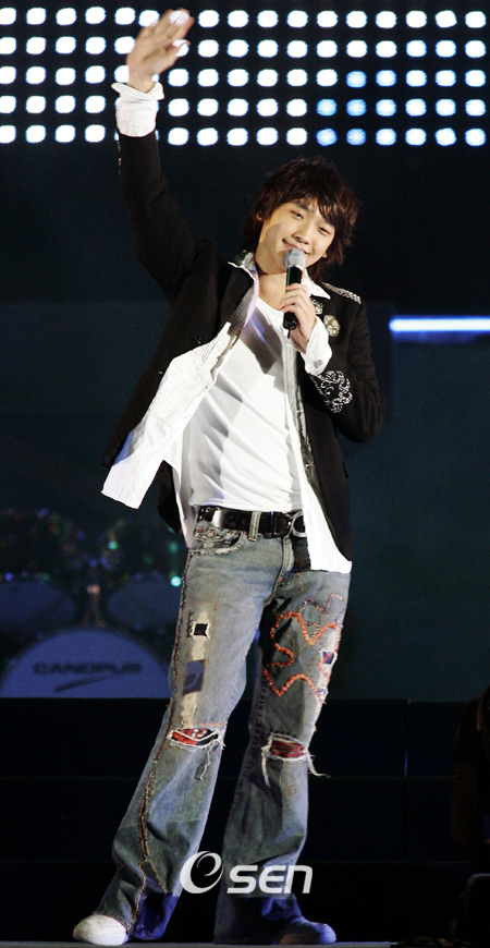 RAIN“大企業会長娘と熱愛説?苦々しくて”_c0047605_14542112.jpg