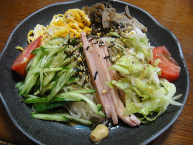 冷やし中華 茄子の鴫焼き 牛焼き肉 ウィンナーソーセージ 鶏モモ肉の照り焼き丼です Loosetieのグルメダイエット